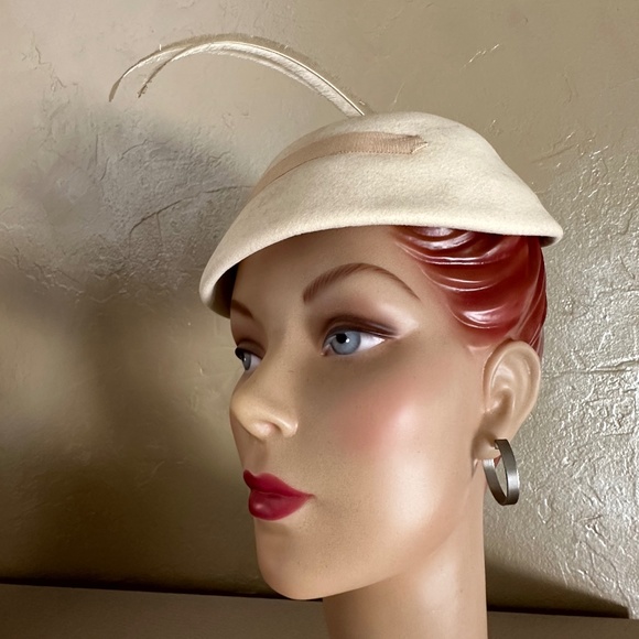 ELEGANT 1950s\' WINTER WHITE FELT TOQUE WITH TALL FEATHERS main image 4